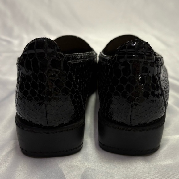 Stuart Weiztman Women’s 8 Black Snakeskin Patent Leather Embossed Loafers Croc - Picture 3 of 11
